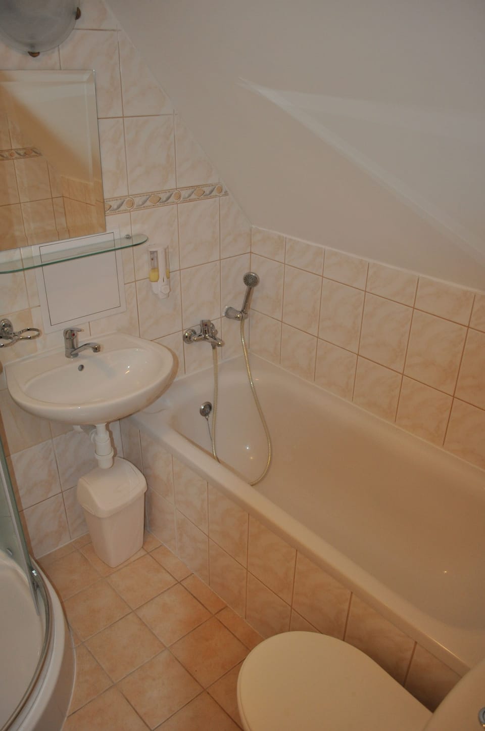 Family Apartment | Bathroom | Combined shower/tub, free toiletries, hair dryer, towels