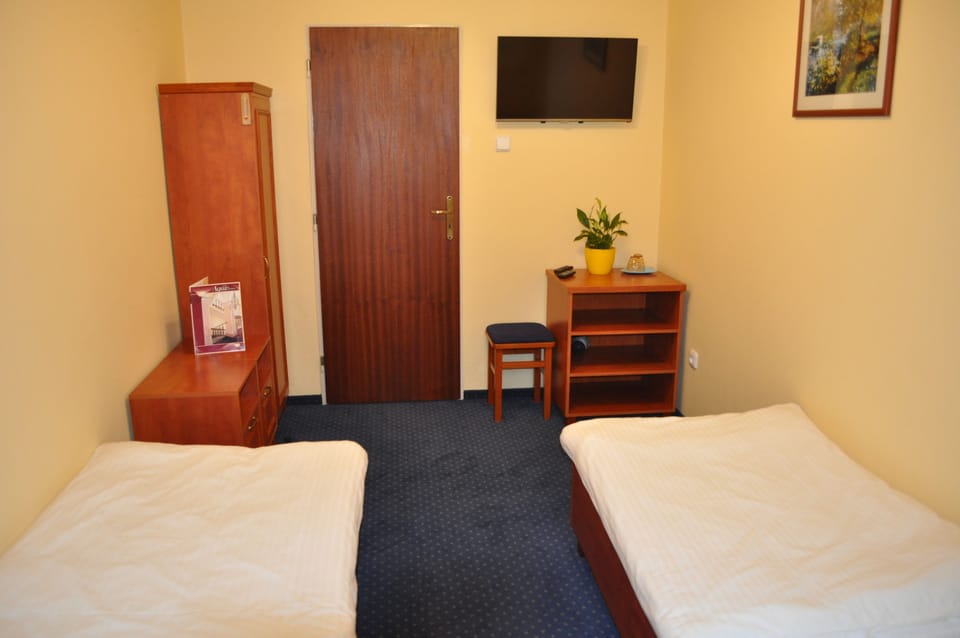 Standard Double or Twin Room | Hypo-allergenic bedding, minibar, desk, iron/ironing board