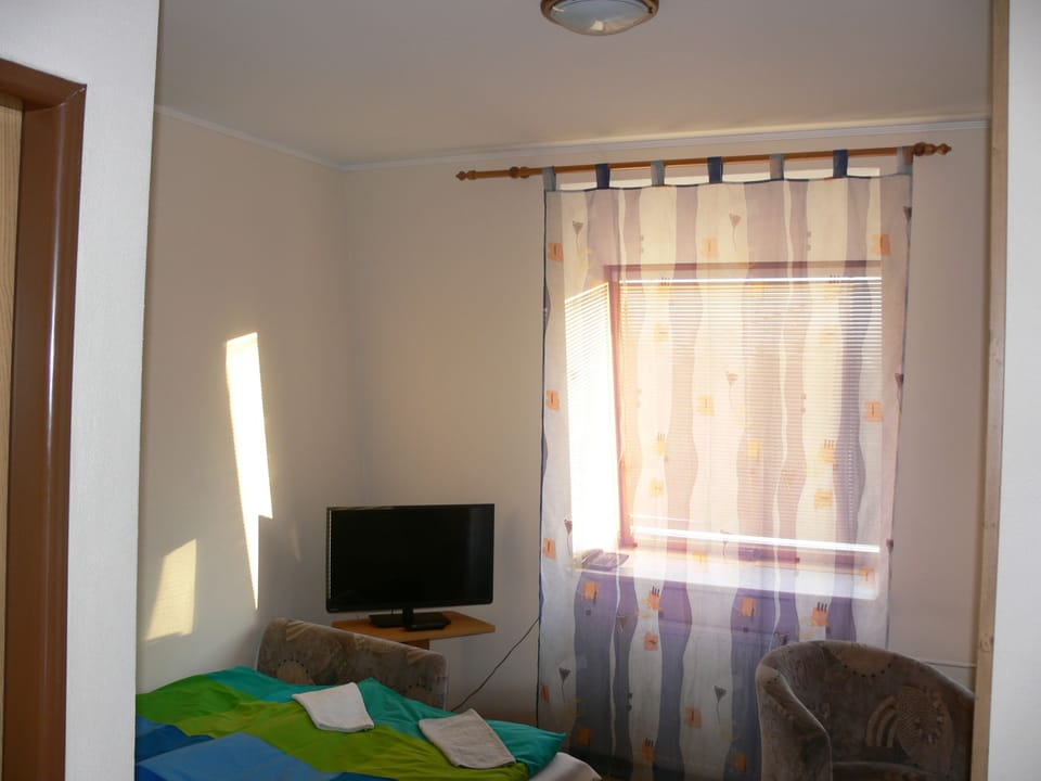 Triple Room | Desk, cribs/infant beds, rollaway beds, free WiFi