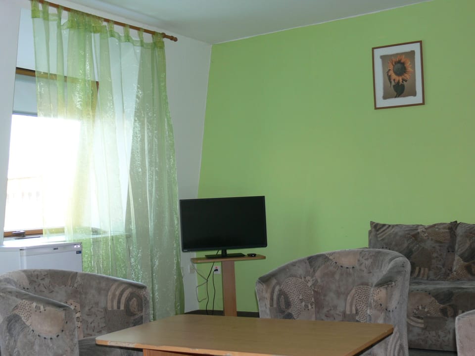 Desk, cribs/infant beds, rollaway beds, free WiFi