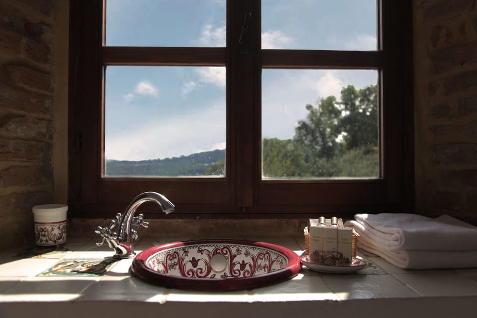 Superior Double Room | Bathroom | Free toiletries, hair dryer, slippers, towels