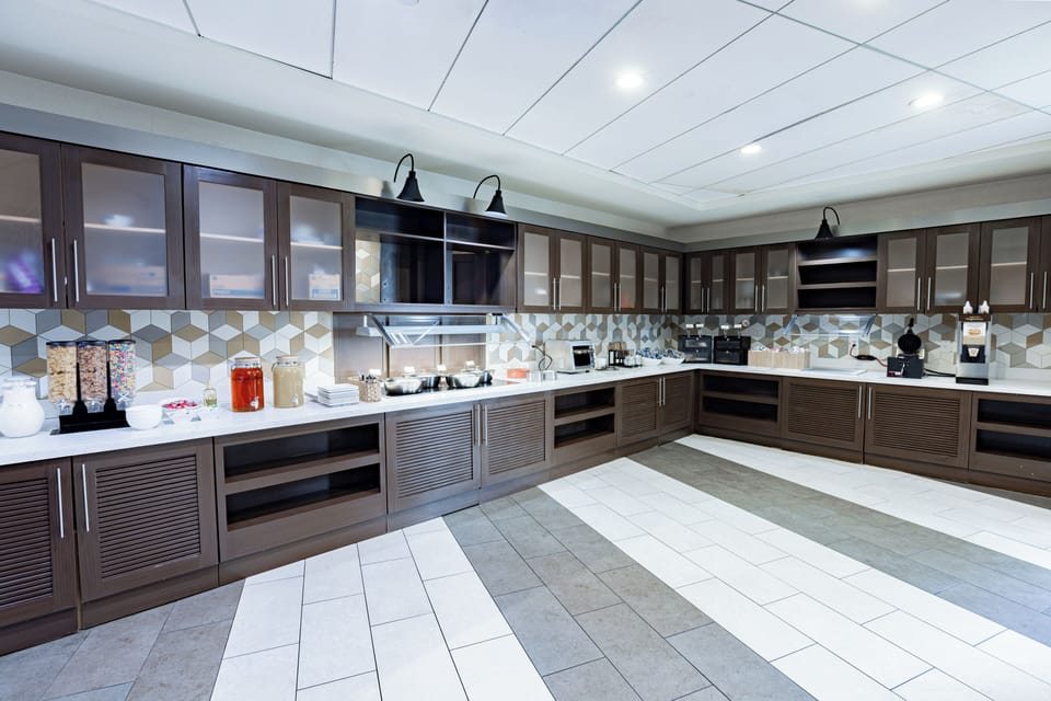 Fridge, coffee/tea maker