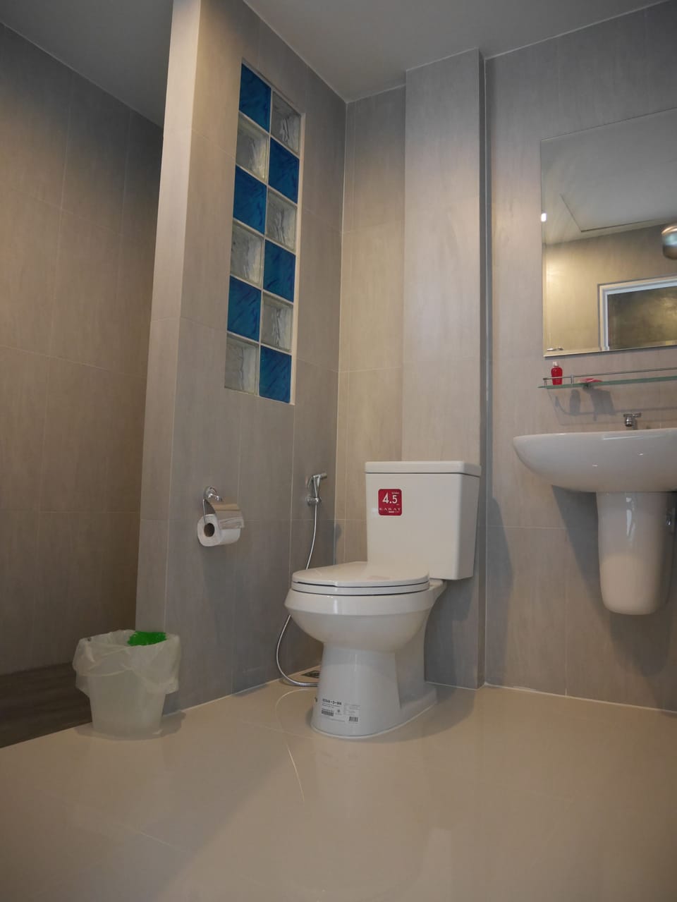 Deluxe Double Room  | Bathroom | Shower, free toiletries, towels