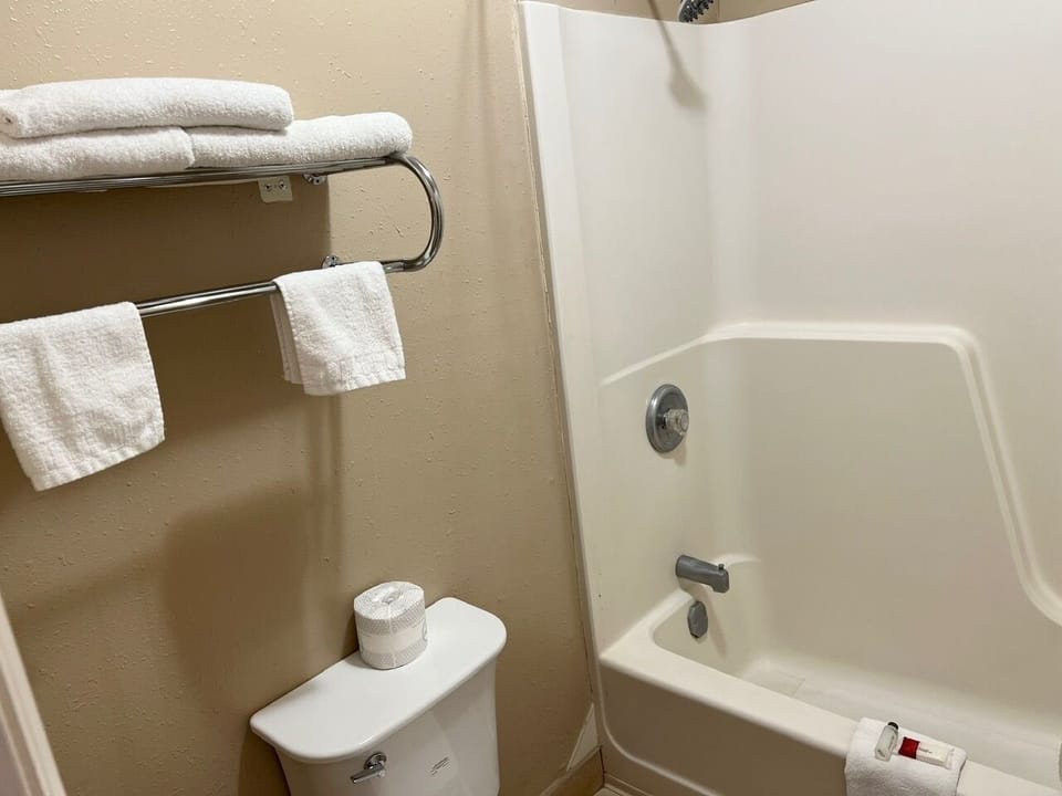 Bathtub, towels