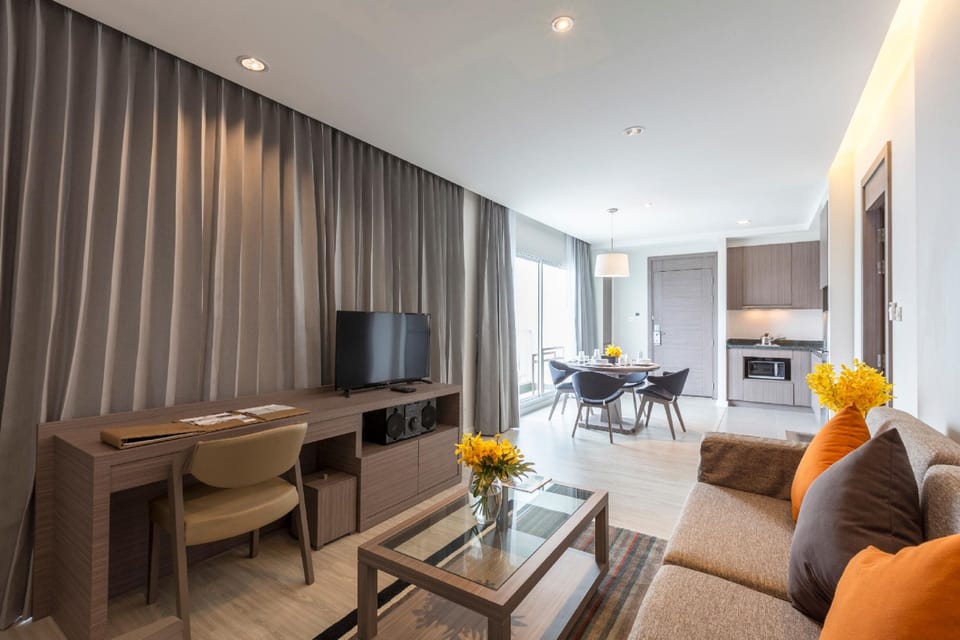 Suite, 1 Bedroom | In-room safe, desk, blackout drapes, free WiFi
