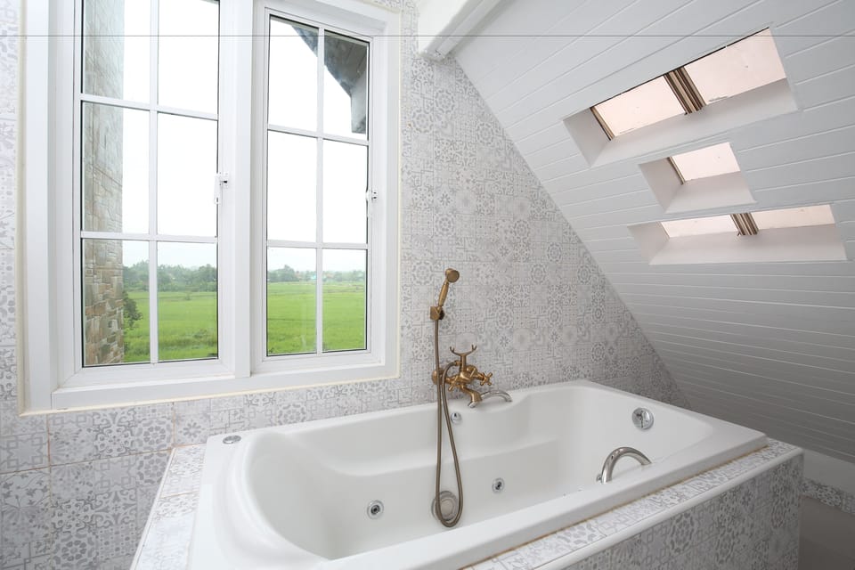 Deluxe Honeymoon Suite (Rose) | Jetted tub