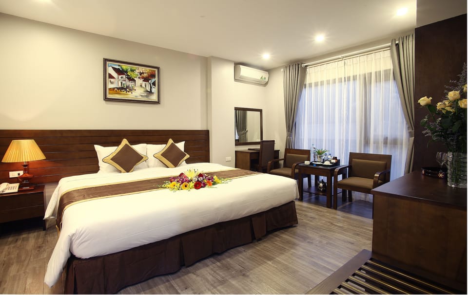 Deluxe Room | Minibar, in-room safe, desk, soundproofing