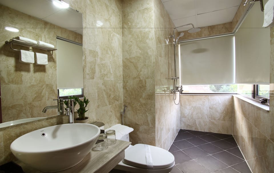 Superior Room | Bathroom | Free toiletries, hair dryer, slippers, bidet