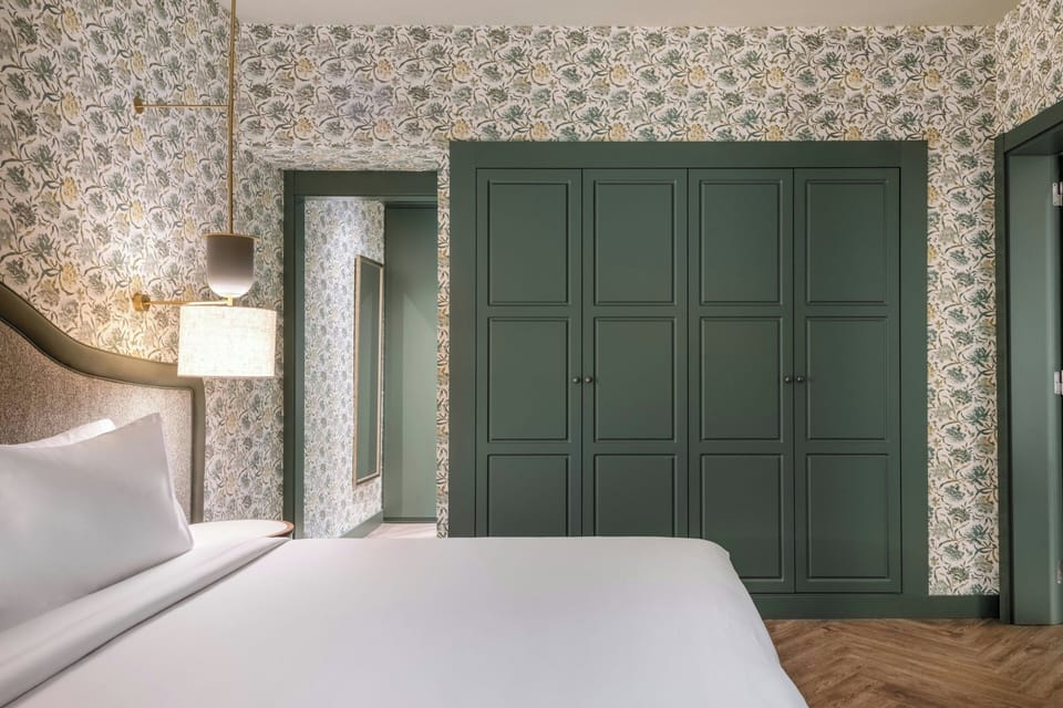Junior Suite, 1 King Bed | Minibar, in-room safe, desk, blackout drapes