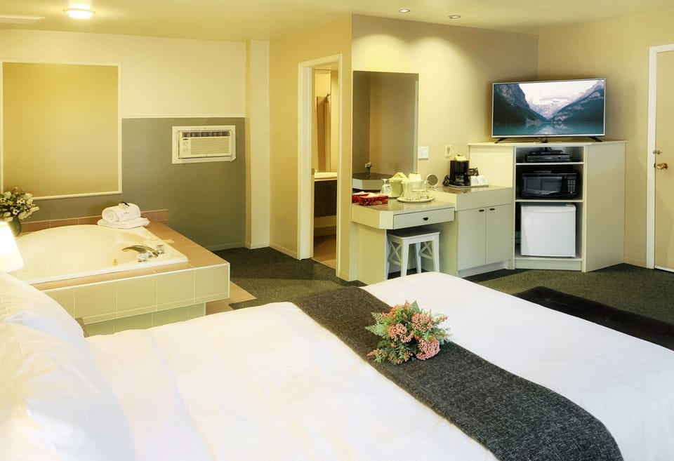 Luxury Room, 1 Double Bed, Jetted Tub | Desk, soundproofing, iron/ironing board, free WiFi