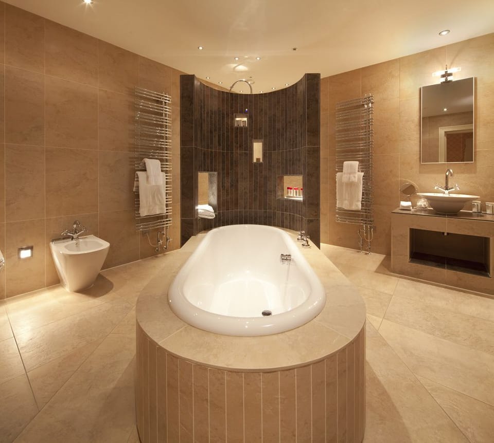 Luxury Room | Bathroom | Combined shower/tub, designer toiletries, hair dryer, towels
