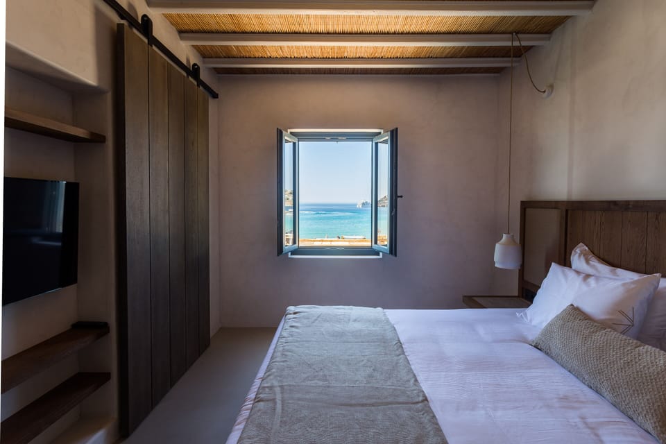 Superior Double Room, Sea View | Minibar, in-room safe, blackout drapes, soundproofing