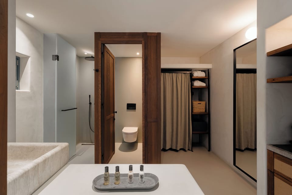 Junior Suite, Partial Sea View | Bathroom | Shower, rainfall showerhead, designer toiletries, hair dryer