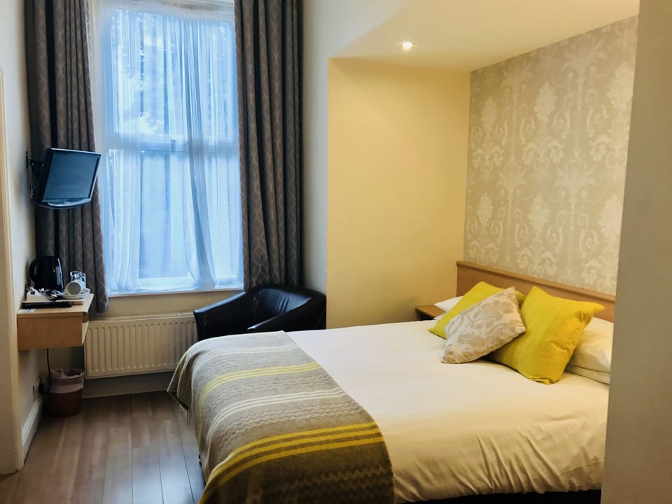 Double Room | Individually decorated, individually furnished, desk, iron/ironing board