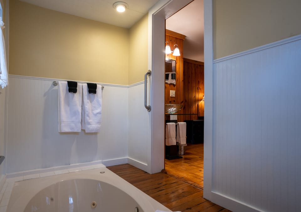 Devonshire Suite	 | Jetted tub