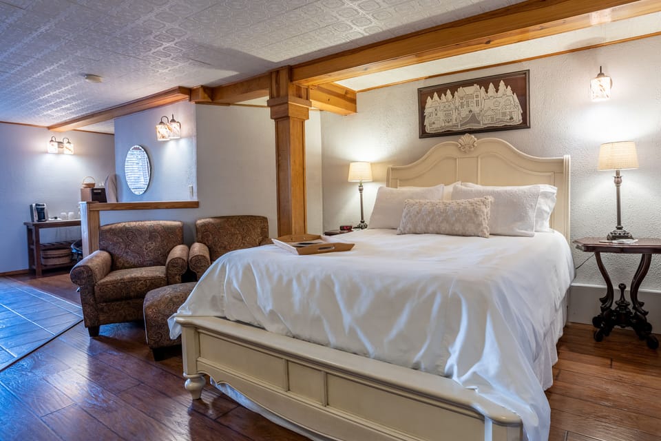 Honeymoon Suite | Egyptian cotton sheets, premium bedding, memory foam beds