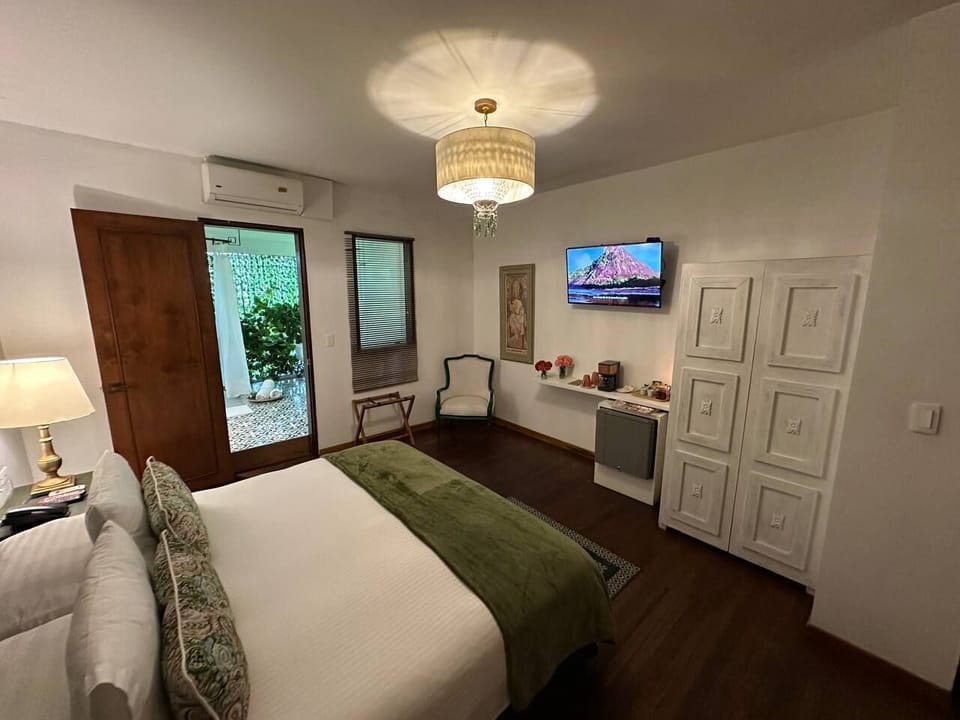Deluxe Double Room, 1 King Bed | Minibar, individually decorated, individually furnished, free WiFi