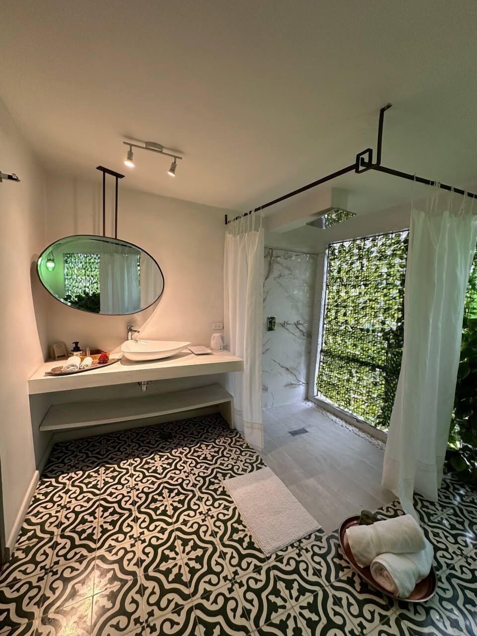 Deluxe Double Room, 1 King Bed | Bathroom | Shower, rainfall showerhead, free toiletries, hair dryer
