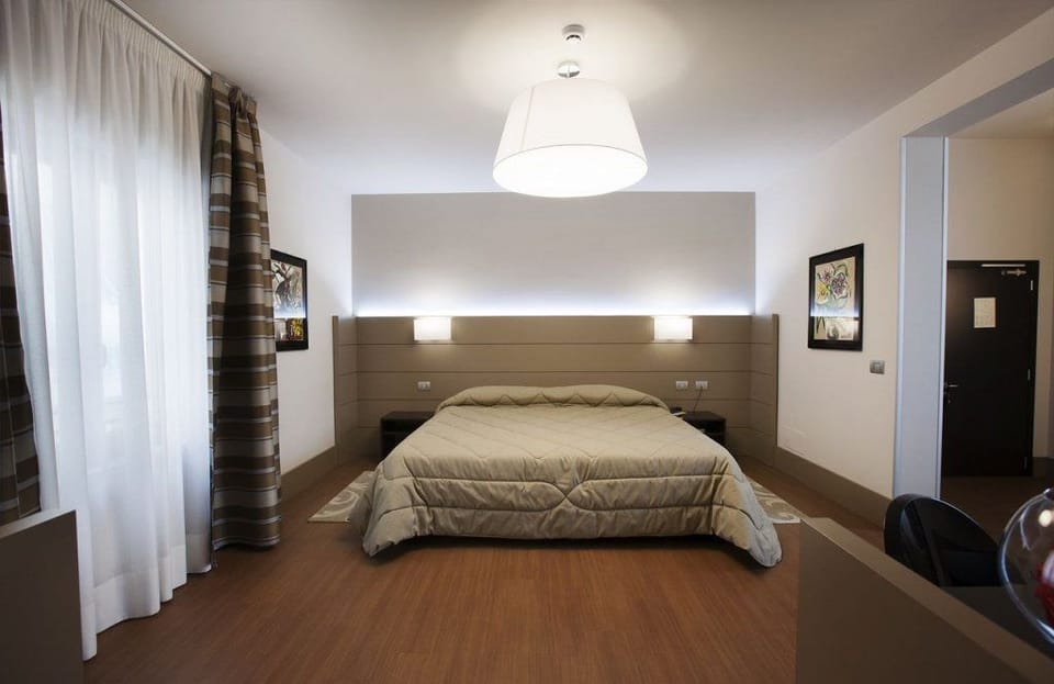 Junior Suite | Premium bedding, Tempur-Pedic beds, minibar, in-room safe
