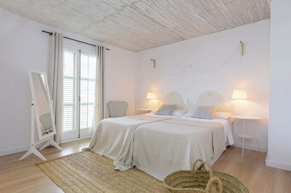 Blackout drapes, cribs (surcharge), WiFi (free), bed sheets