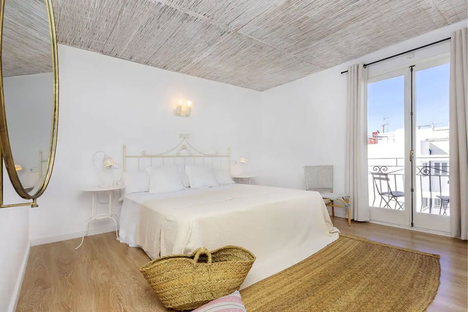 Blackout drapes, cribs (surcharge), WiFi (free), bed sheets
