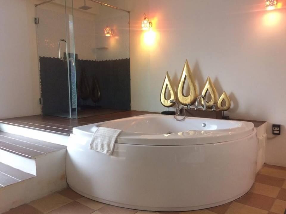Jetted tub