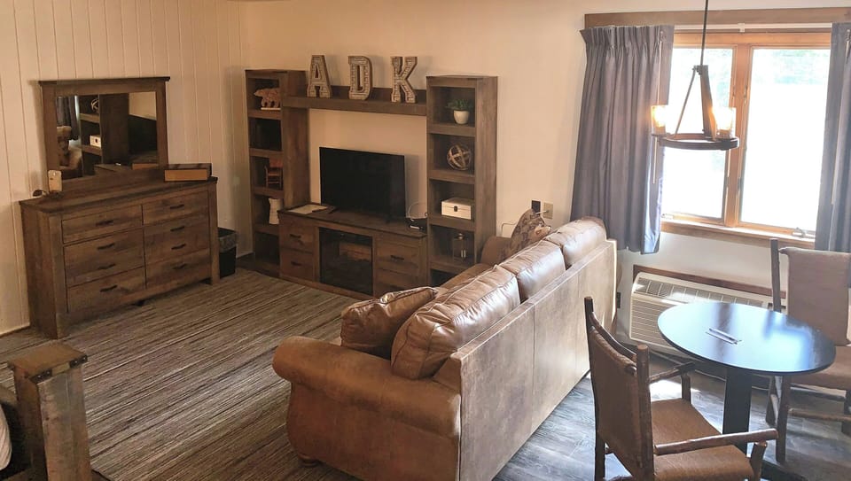 Studio Suite, 1 King Bed, Non Smoking, Jetted Tub | Desk, blackout drapes, iron/ironing board, free WiFi