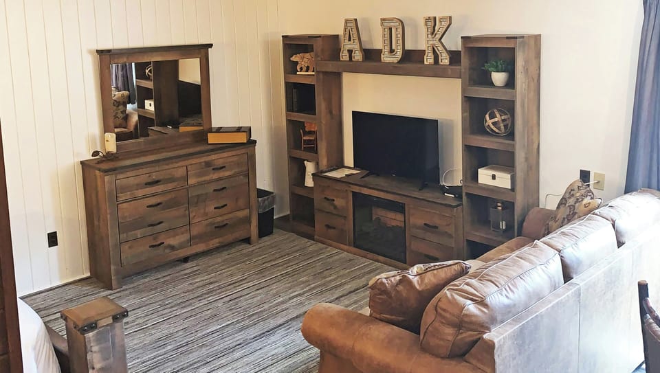 Studio Suite, 1 King Bed, Non Smoking, Jetted Tub | Desk, blackout drapes, iron/ironing board, free WiFi