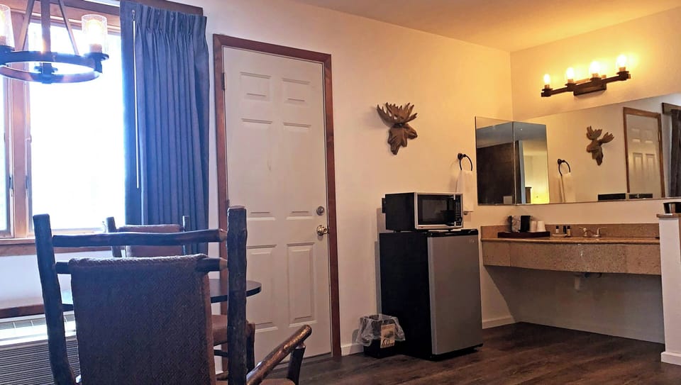 Studio Suite, 1 King Bed, Non Smoking, Jetted Tub | Desk, blackout drapes, iron/ironing board, free WiFi