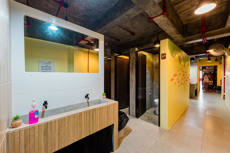 Shower, rainfall showerhead, free toiletries, towels