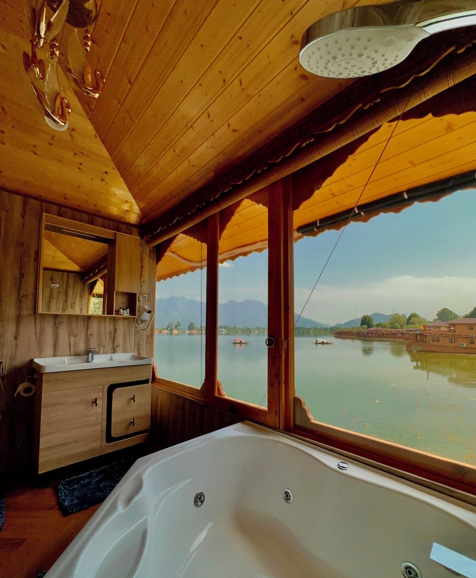 Luxury Room | Bathroom | Combined shower/tub, rainfall showerhead, free toiletries, bathrobes