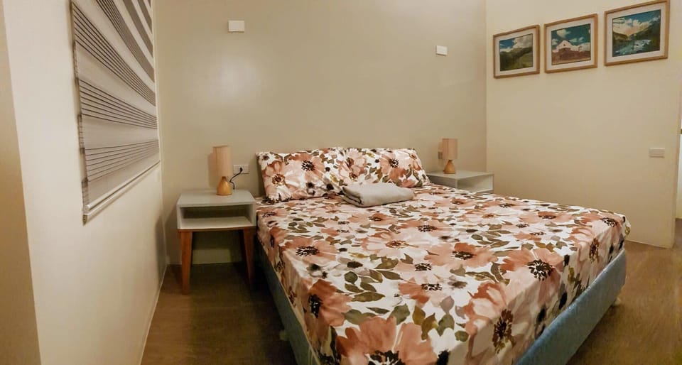 Deluxe Double Room, 1 Queen Bed | Individually decorated, individually furnished, desk, laptop workspace