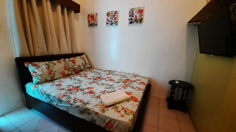 Basic Double Room | Individually decorated, individually furnished, desk, laptop workspace