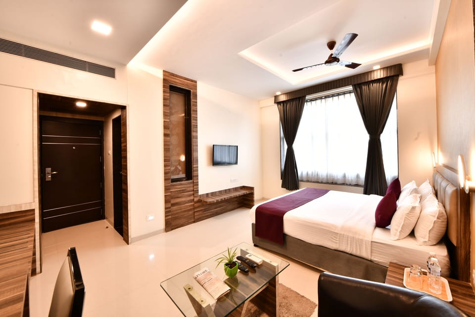 Deluxe Double Room | Desk, laptop workspace, soundproofing, iron/ironing board