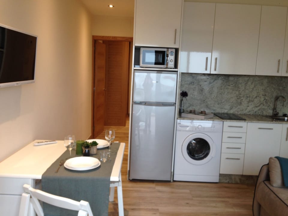 Full-size fridge, microwave, oven, stovetop