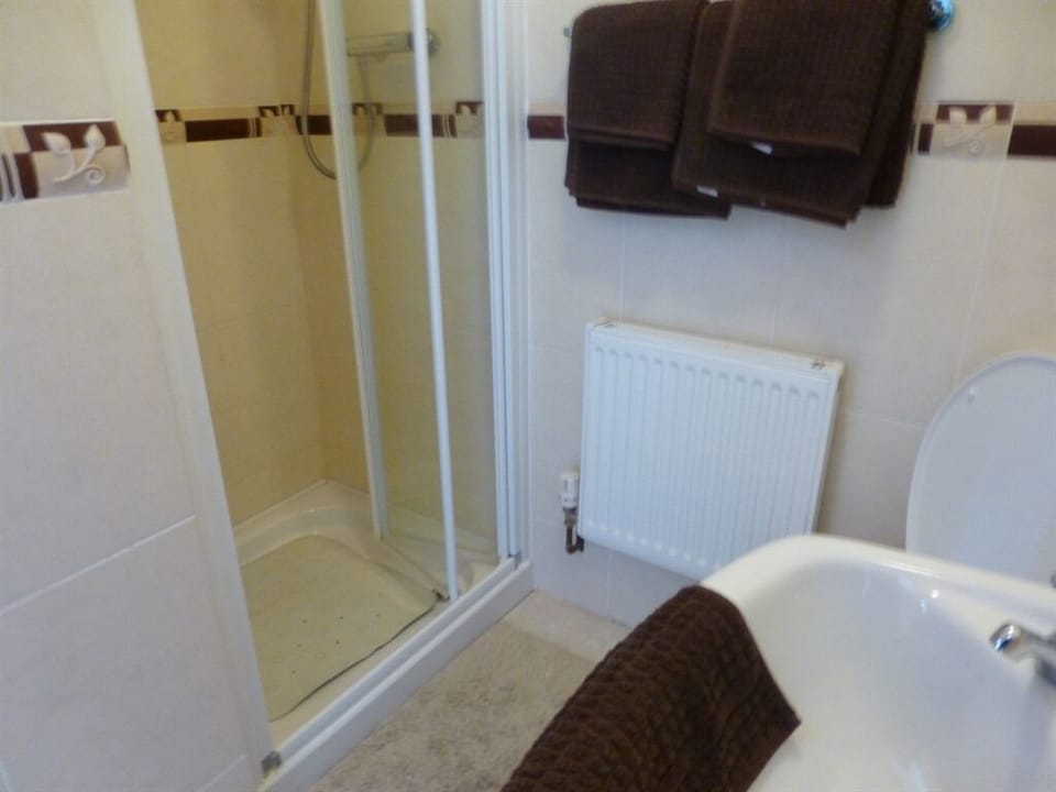 Superior Suite, Ensuite | Bathroom | Free toiletries