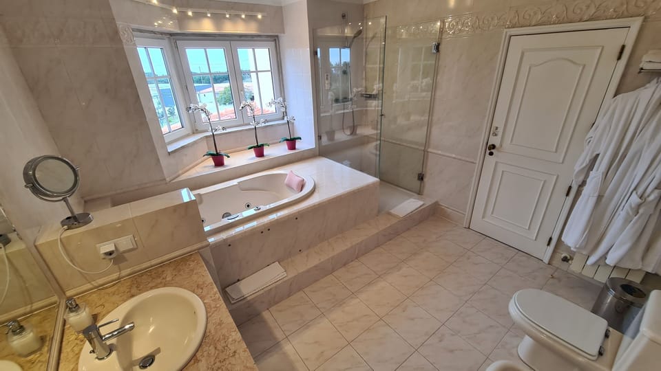 Superior Suite, 2 Bedrooms, Jetted Tub, Sea View (Vasco da Gama) | Bathroom | Shower, hair dryer, bathrobes, towels