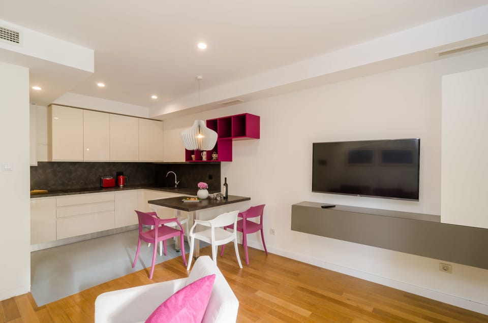 Deluxe Apartment, 2 Bedrooms, Terrace | 1 bedroom, free WiFi
