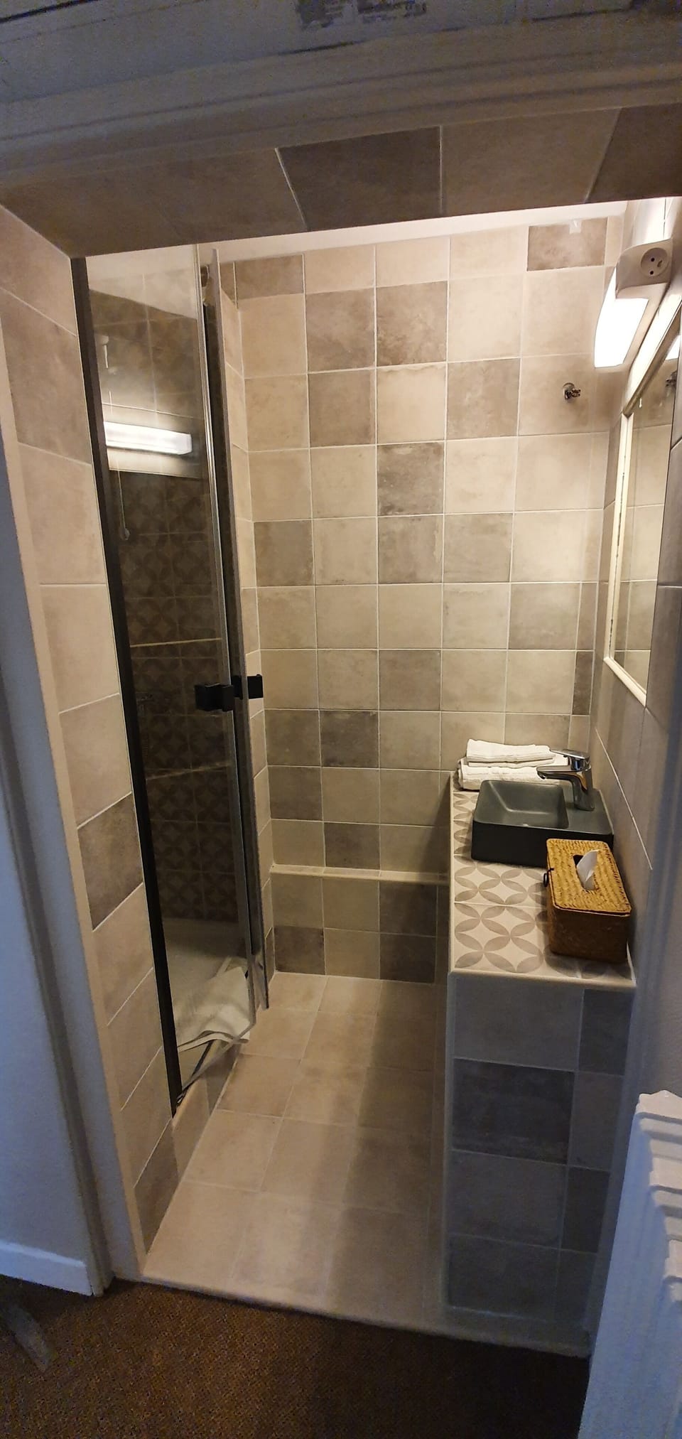 Deep soaking tub, hair dryer, towels