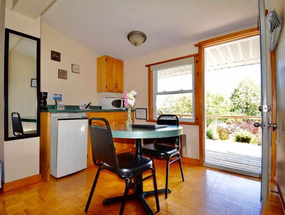 Comfort Suite, Ensuite, River View | Dining