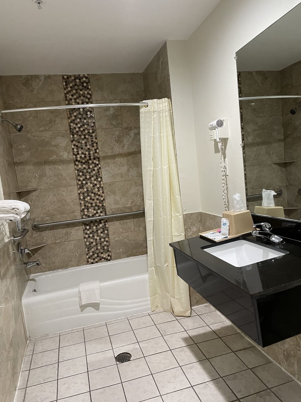 Single Room, Accessible | Bathroom | Shower, towels