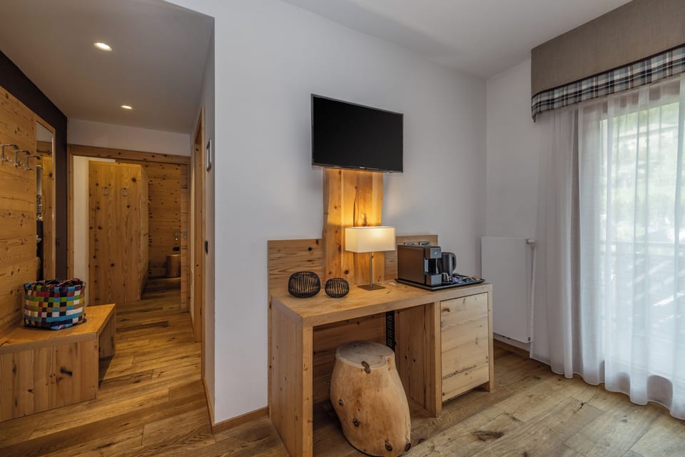 Family Suite Living | Down comforters, desk, soundproofing, free WiFi