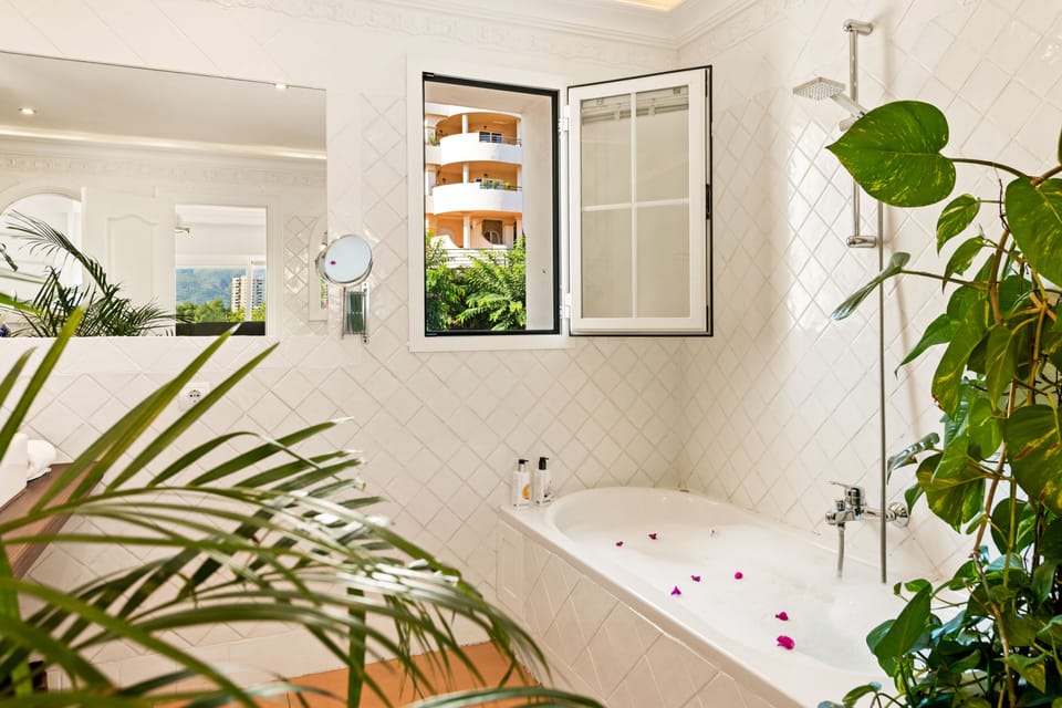 Deluxe Suite, 1 King Bed, Mountain View | Bathroom | Free toiletries, hair dryer, bathrobes, slippers