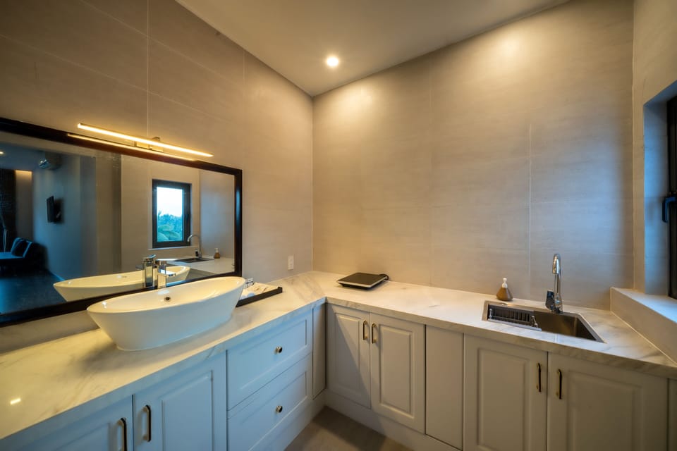 Studio Suite River View | Bathroom | Combined shower/tub, free toiletries, hair dryer, slippers