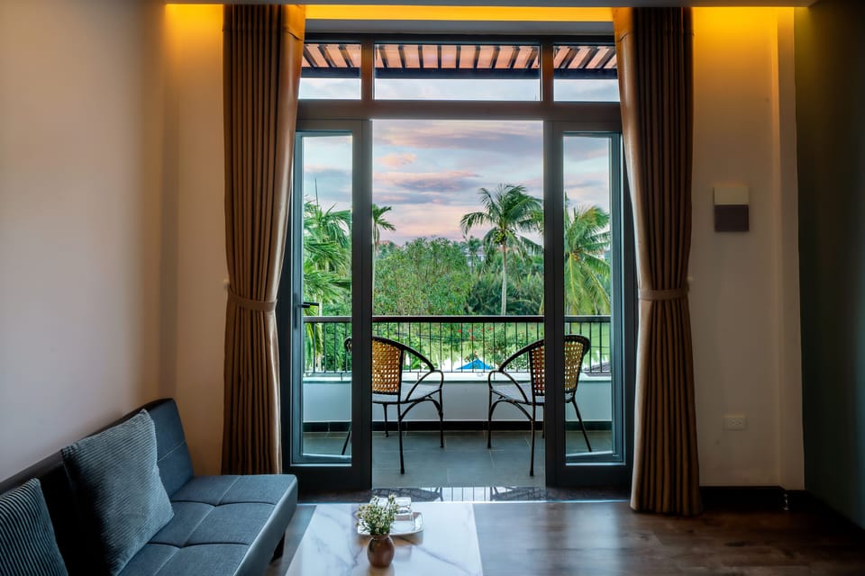 Studio Suite River View | Minibar, in-room safe, desk, soundproofing