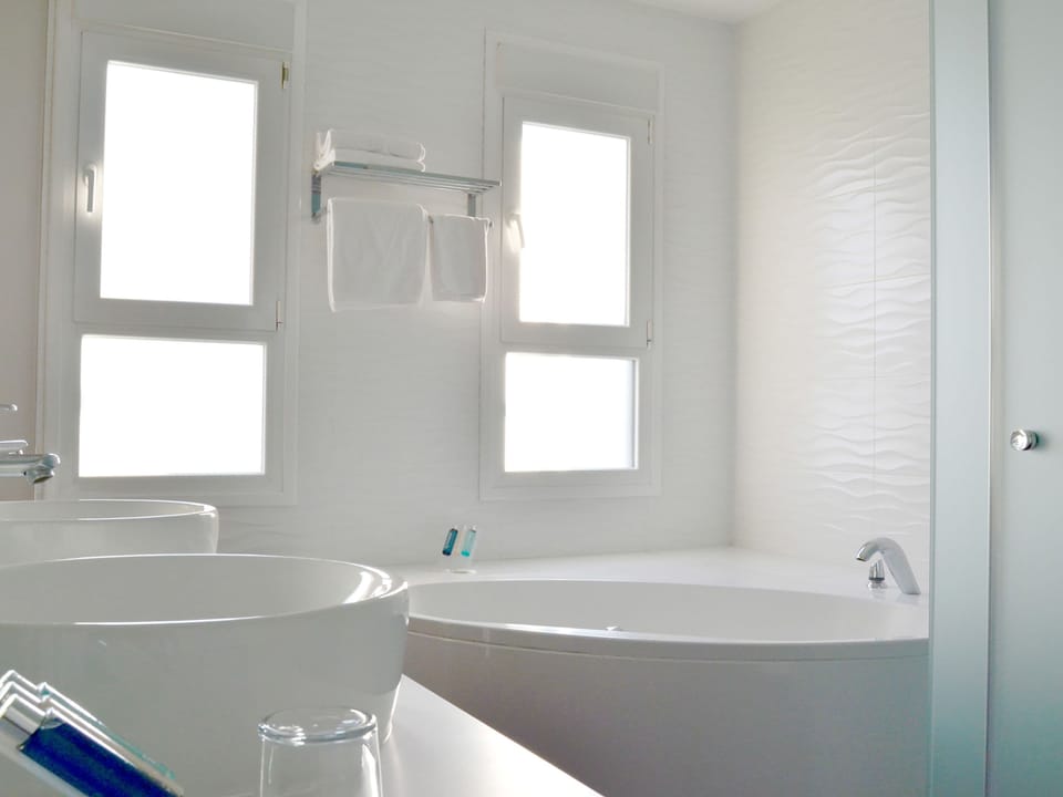 Suite | Bathroom | Free toiletries, hair dryer, bidet, towels