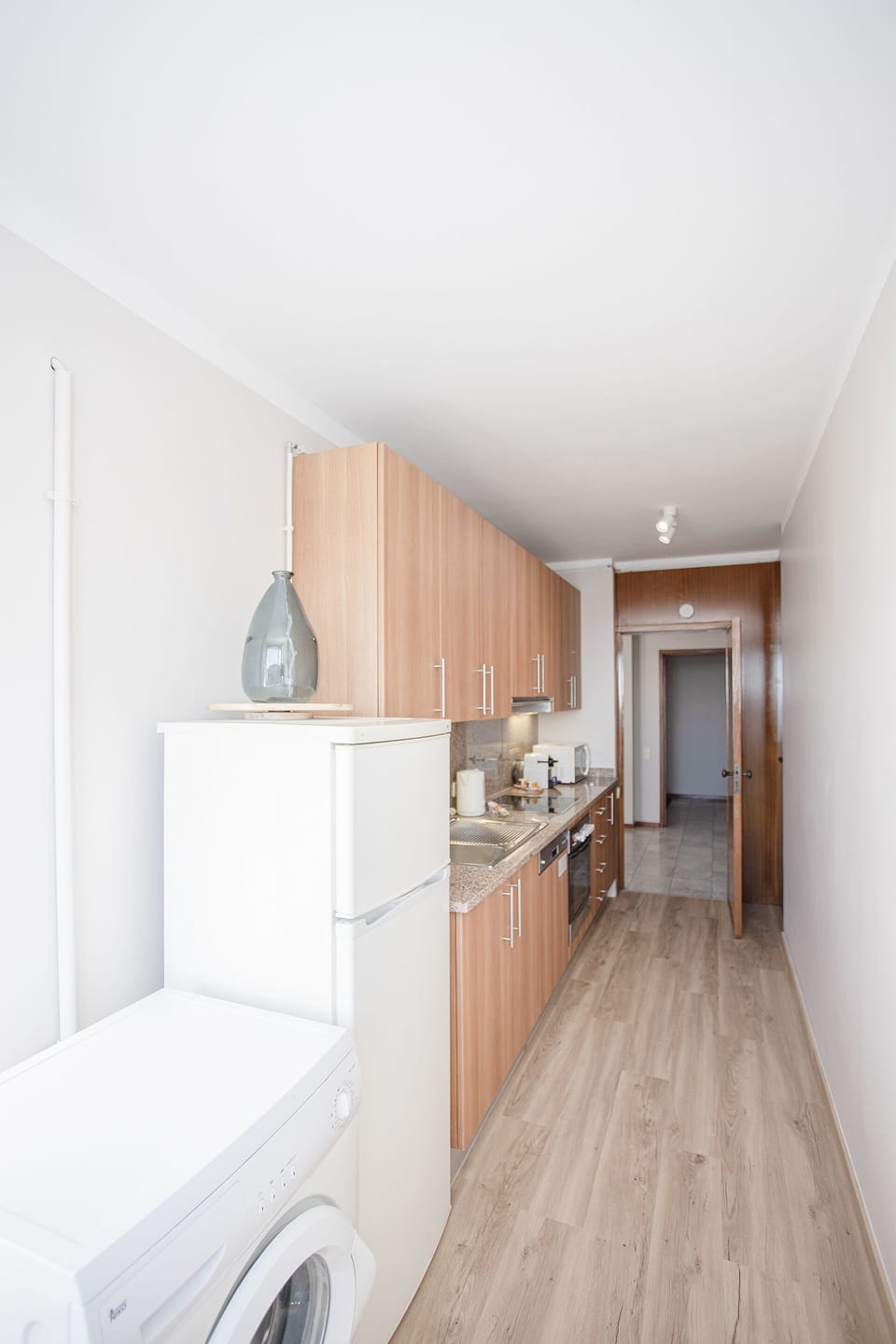 Full-size fridge, microwave, oven, stovetop