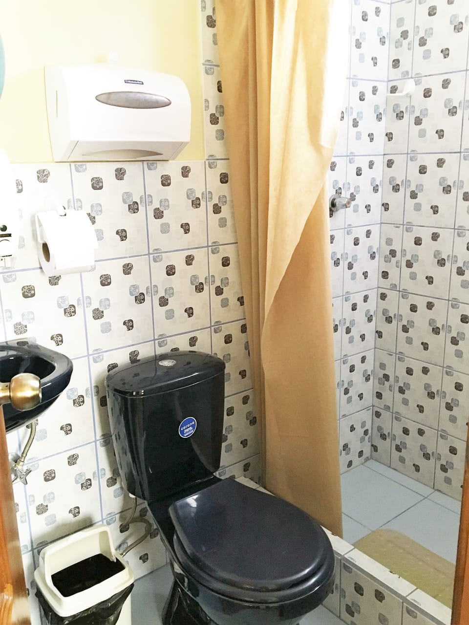 Double Room | Bathroom | Combined shower/tub, free toiletries, hair dryer, towels