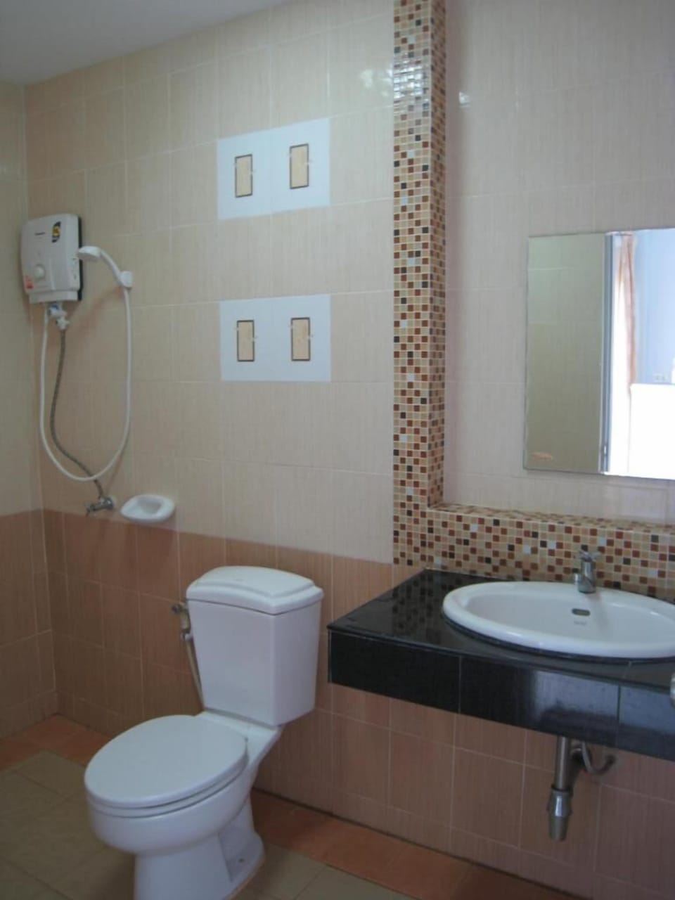 Shower, free toiletries, towels