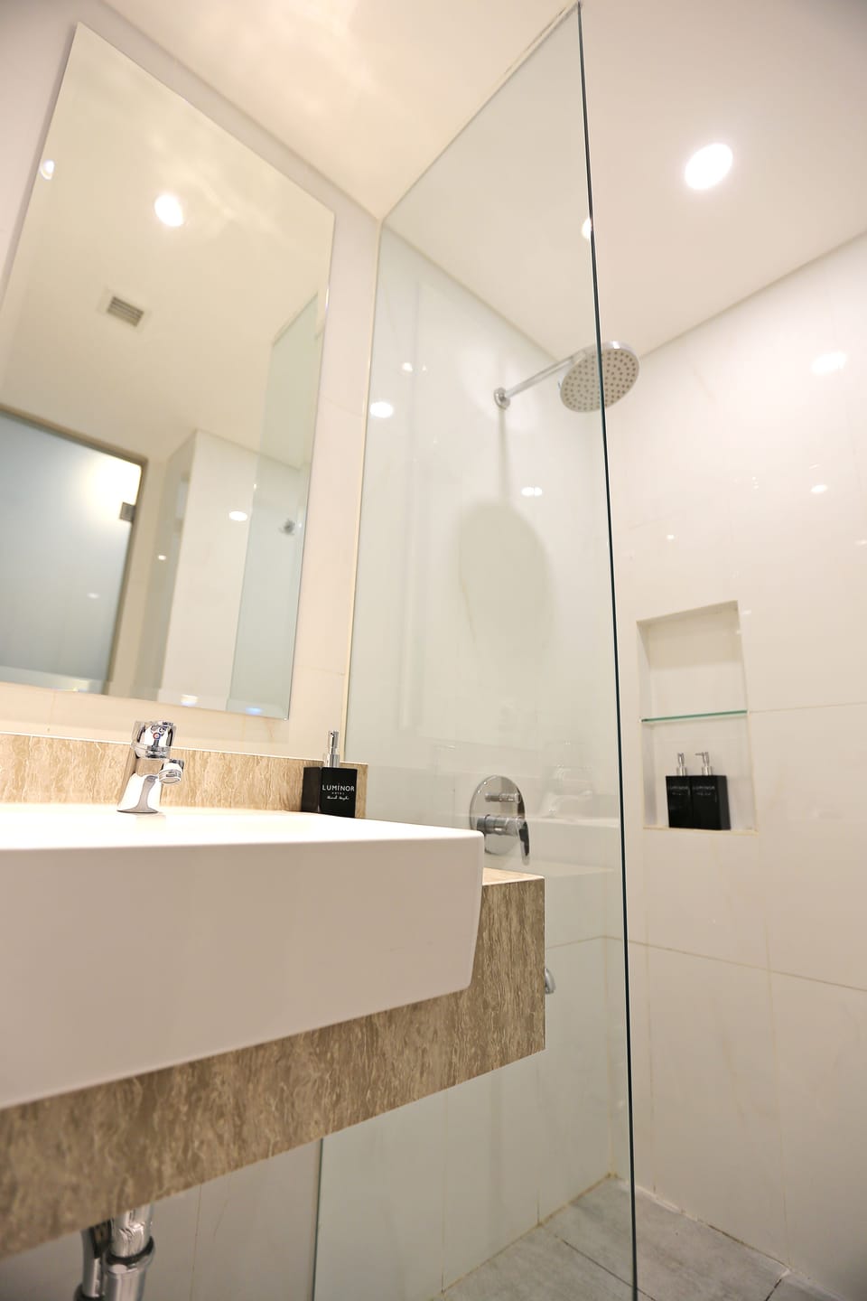 Shower, rainfall showerhead, free toiletries, slippers